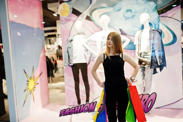 Chica con bolsas de compras en el centro comercial contra maniquíes en la sh — Foto de Stock