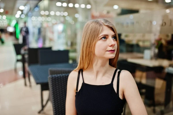 Primer plano retrato de chica rubia sentada en el centro comercial . — Foto de Stock