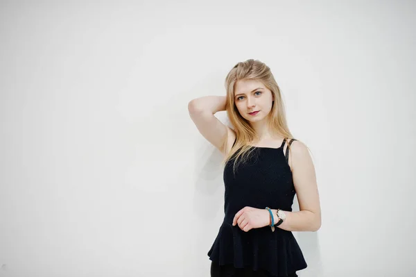 Retrato de menina loira em desgaste preto contra fundo branco . — Fotografia de Stock