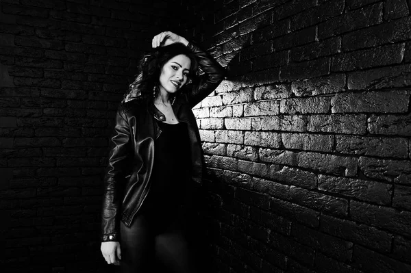 黒革のセクシーなブルネットの少女のスタジオ ポートレート ジャケット ag — ストック写真