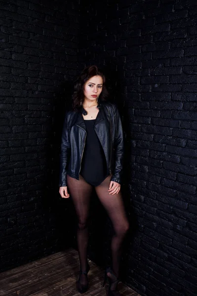 Studio portrait de fille brune sexy en veste en cuir noir ag — Photo