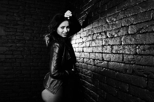 黒革のセクシーなブルネットの少女のスタジオ ポートレート ジャケット ag — ストック写真