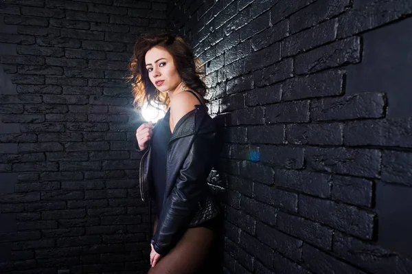Studio portret van sexy brunette meisje in zwart lederen jas ag — Stockfoto