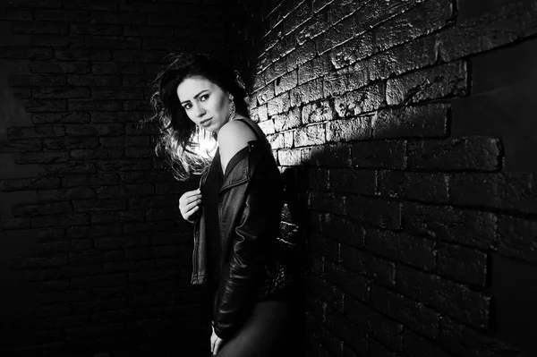Stüdyo portre seksi esmer kızı siyah deri ceket ag — Stok fotoğraf