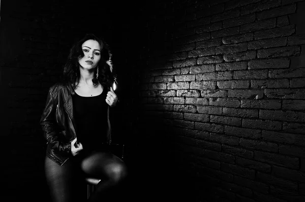 Estudio retrato de chica morena sexy en chaqueta de cuero negro ag —  Fotos de Stock