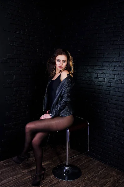 Studio portret van sexy brunette meisje in zwart lederen jas ag — Stockfoto