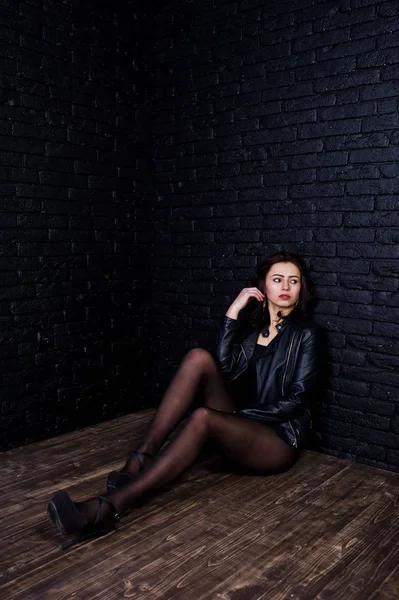 Студийный портрет сексуальной брюнетки в черной кожаной куртке — стоковое фото