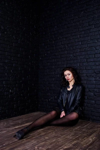 Estudio retrato de chica morena sexy en chaqueta de cuero negro ag — Foto de Stock