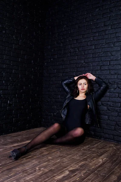 Studio portret van sexy brunette meisje in zwart lederen jas ag — Stockfoto