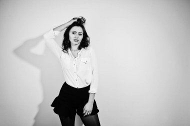 Beyaz backgr üzerinde beyaz bluz esmer kız portresi stüdyo