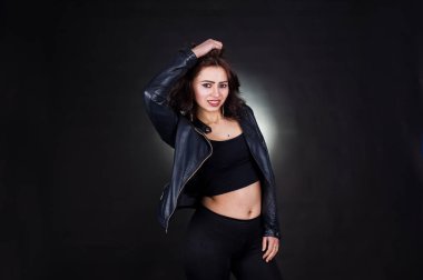 Stüdyo portre seksi esmer kızı siyah deri ceket ag