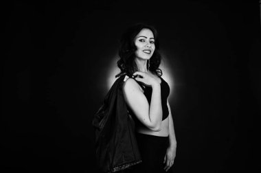 Stüdyo portre seksi esmer kızı siyah deri ceket ag