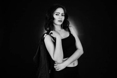 Stüdyo portre seksi esmer kızı siyah deri ceket ag