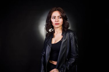 Stüdyo portre seksi esmer kızı siyah deri ceket ag