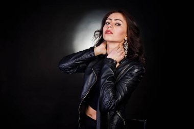 Stüdyo portre seksi esmer kızı siyah deri ceket ag