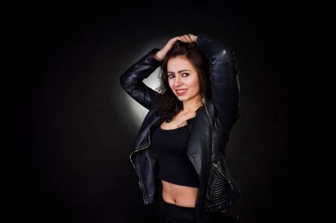 Stüdyo portre seksi esmer kızı siyah deri ceket ag