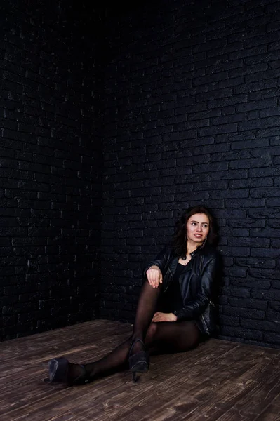 Studio portrait of sexy brunette girl in black leather jacket ag — Stock Photo, Image