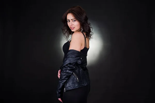 Studiový portrét sexy brunetka v černé kožené sako ag — Stock fotografie