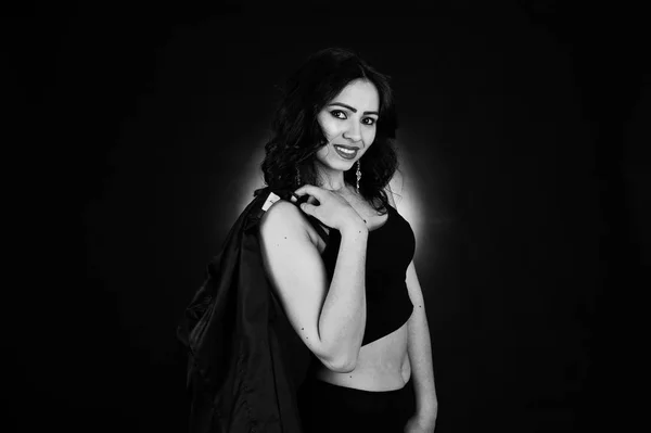 Studiový portrét sexy brunetka v černé kožené sako ag — Stock fotografie