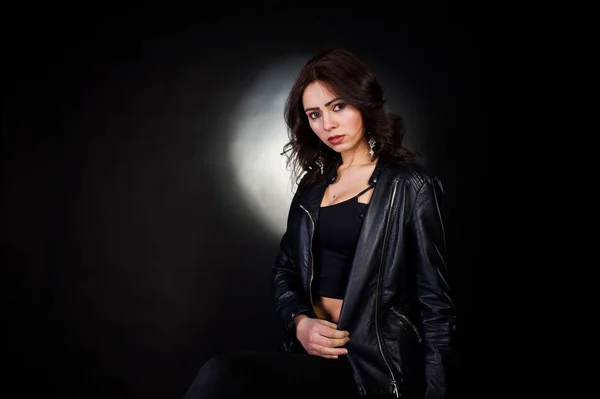 Studio-portrett av sexy brunette-jente i svart skinnjakke – stockfoto