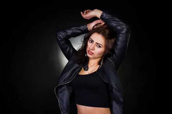 Stúdió portré szexi barna lány, fekete bőr kabát ag — Stock Fotó