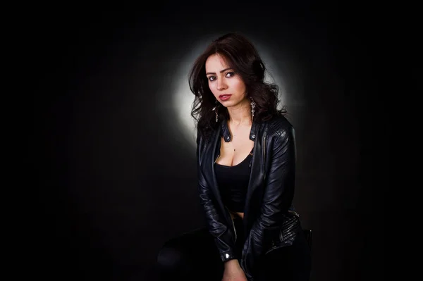 Stüdyo portre seksi esmer kızı siyah deri ceket ag — Stok fotoğraf