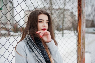 Kafes karşı Fularlı esmer kız portresi kapatın.