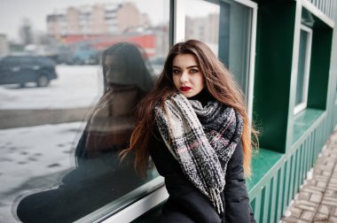 Yeşil metalik wal karşı Fularlı esmer şık casual kız