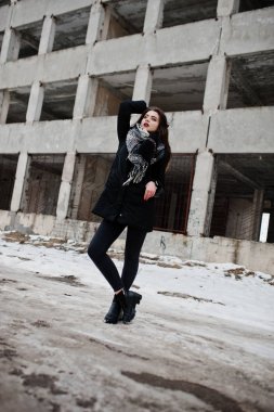 Terk edilmiş fabrikası karşı Fularlı esmer şık casual kız 