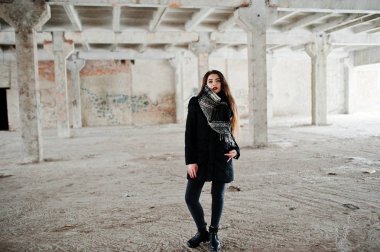 Terk edilmiş fabrikası karşı Fularlı esmer şık casual kız 