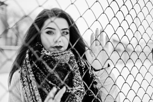 Close up ritratto di bruna ragazza in sciarpa contro gabbia . — Foto Stock