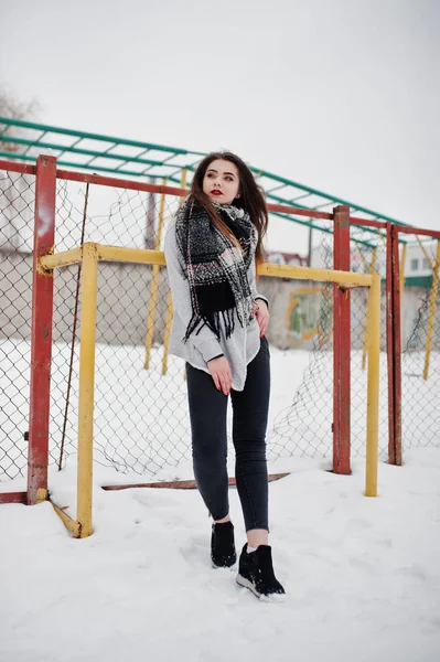 Barna alkalmi lány kendő tél utcában. — Stock Fotó