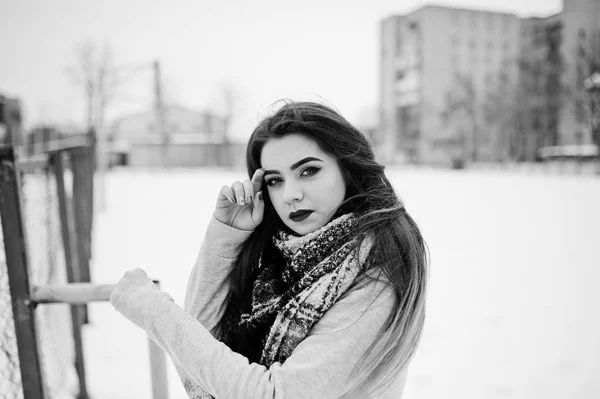 Brünette lässige Mädchen im Schal im Winter auf der Straße. — Stockfoto