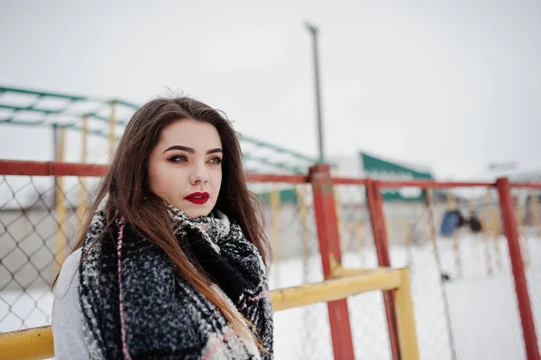 Morena menina casual em cachecol no inverno na rua . — Fotografia de Stock