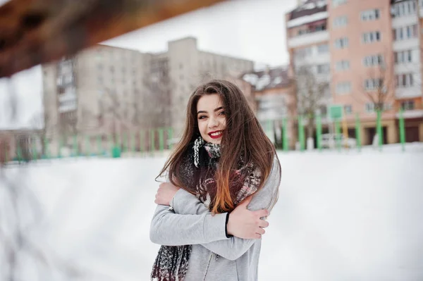 Morena chica casual en bufanda en invierno en la calle . —  Fotos de Stock