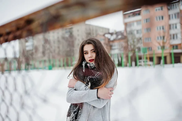 Eşarp kış Caddesi üzerinde esmer casual kız. — Stok fotoğraf