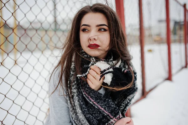 Bruna ragazza casual in sciarpa in inverno sulla strada . — Foto Stock