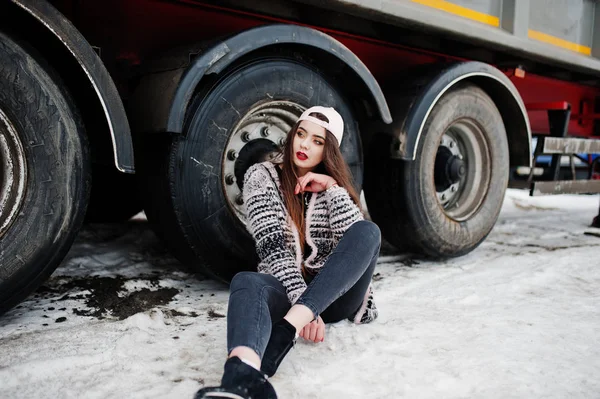 Barna elegáns alkalmi lány sapka ült teherautó kerekek — Stock Fotó