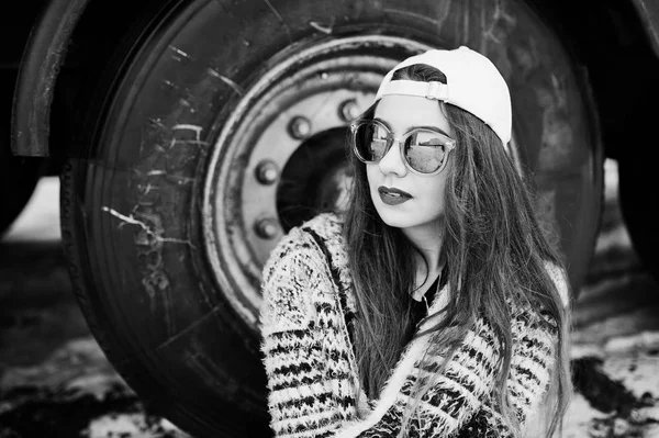 Brunette stijlvolle casual meisje in cap en zonnebril zitten weer — Stockfoto