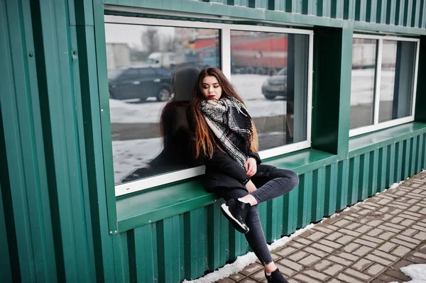 Morena elegante casual menina em cachecol contra wal metálico verde — Fotografia de Stock