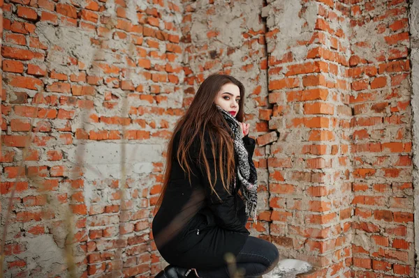 Morena elegante casual menina em cachecol contra tijolo lugar . — Fotografia de Stock