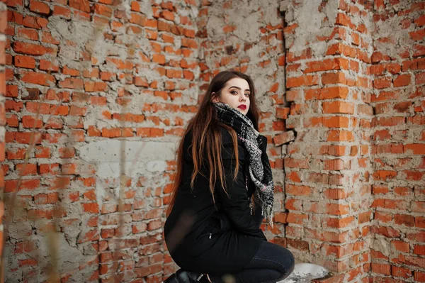 Morena elegante casual menina em cachecol contra tijolo lugar . — Fotografia de Stock