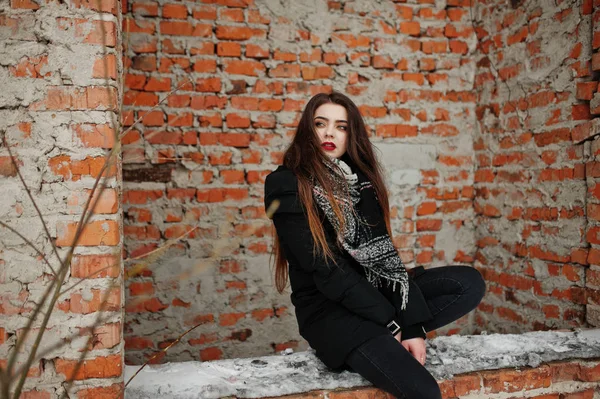 Brunette stylish casual girl in scarf against brick place. — Stock Photo, Image
