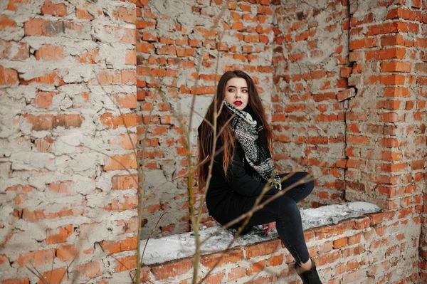 Morena elegante casual menina em cachecol contra tijolo lugar . — Fotografia de Stock