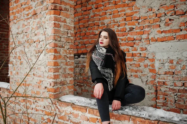 Brunette stylish casual girl in scarf against brick place. — Stock Photo, Image