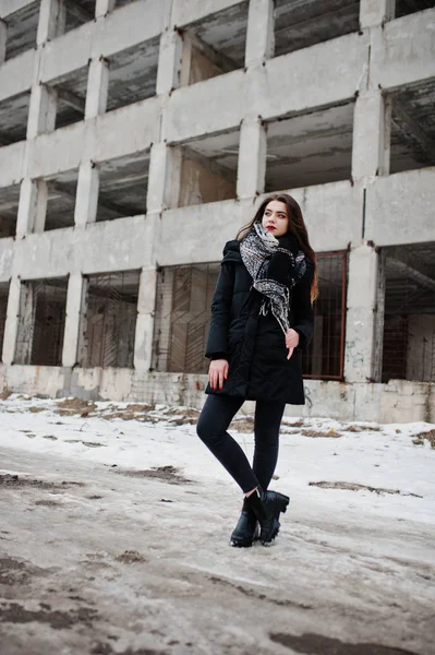 Morena elegante casual menina em cachecol contra fábrica abandonada — Fotografia de Stock