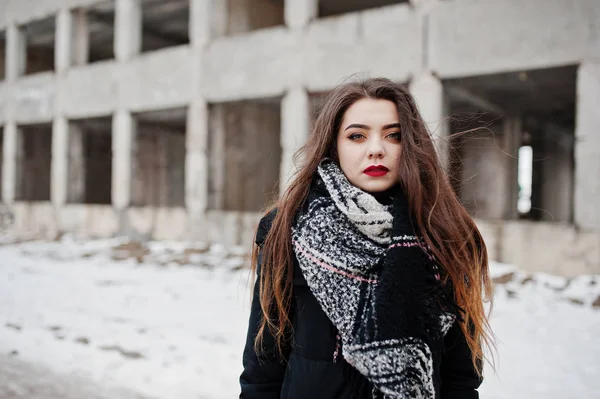 Bruna elegante ragazza casual in sciarpa contro fabbrica abbandonata — Foto Stock