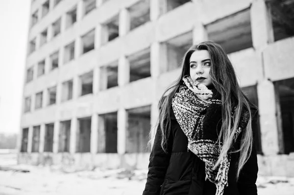 Morena elegante casual menina em cachecol contra fábrica abandonada — Fotografia de Stock