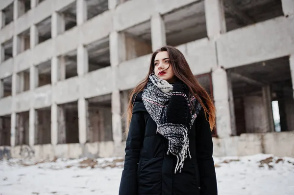 Morena elegante casual menina em cachecol contra fábrica abandonada — Fotografia de Stock