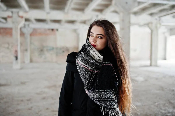 Morena elegante chica casual en bufanda contra la fábrica abandonada —  Fotos de Stock